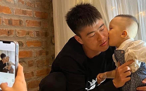 Vợ chồng Duy Mạnh vất vả chụp ảnh cùng con trai đầu lòng