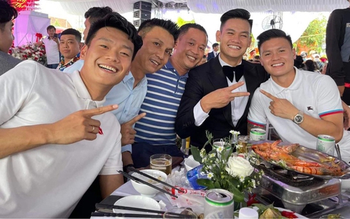 Quang Hải cùng bạn gái đến chúc mừng ngày vui của Tấn Tài