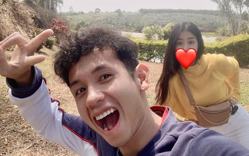 Hồng Duy đăng ảnh với bạn gái, hội tuyển thủ lập tức vào giục cưới