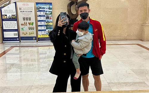 Hùng Dũng được vợ đến khách sạn đón sau trận thắng tuyển Trung Quốc