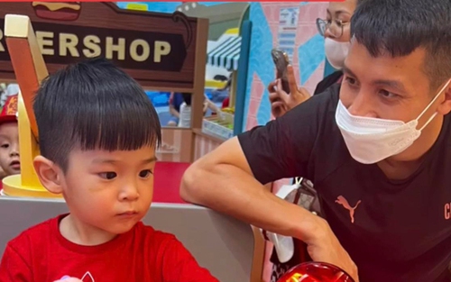 Cục cưng của Hùng Dũng tỉnh ngủ vì được đến khách sạn thăm bố