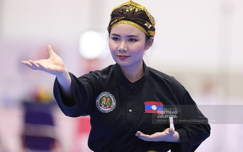 Mỹ nữ Lào đẹp không tì vết trên thảm Pencak Silat