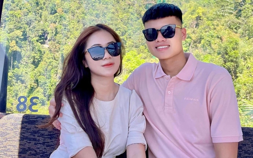 Sát thủ U23 Việt Nam du hí Đà Nẵng cùng người yêu sau khi về nước