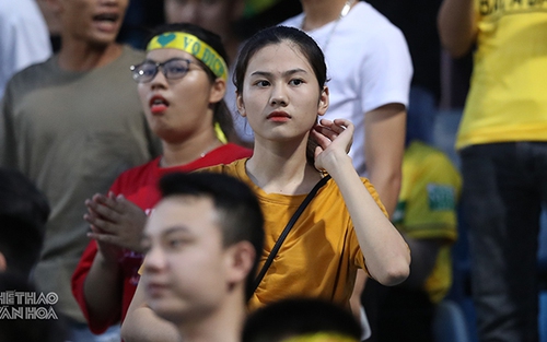 Bạn gái Văn Hậu, Quang Hải ‘so tài’ với bạn gái con trai bầu Hiển và hot girl xứ Nghệ