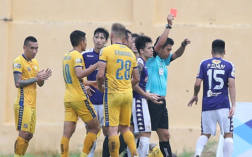 HLV Nguyễn Thành Vinh: ‘Hà Nội FC thảm bại vì chủ quan, coi thường Thanh Hóa’