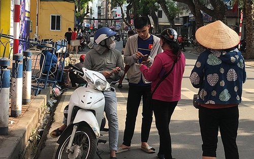 Lợi dụng nắng nóng, phe chợ đen tăng giá vé trận Hà Nội FC – HAGL