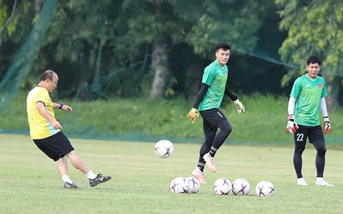 HLV Park Hang Seo ‘thua tài’ học trò trên sân tập