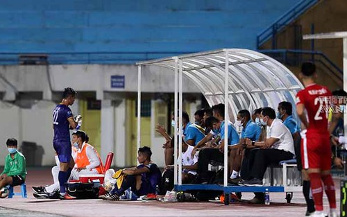 Tiến Linh không bắt tay HLV trưởng khi bị thay ra