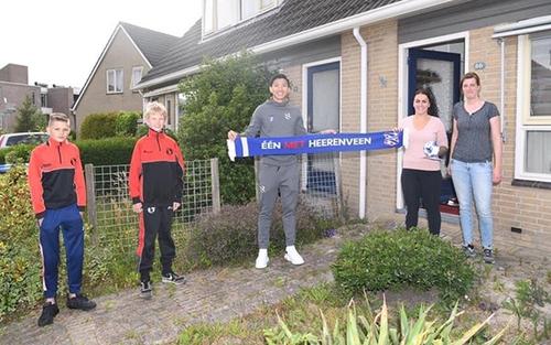 Văn Hậu đi tặng quà các CĐV Heerenveen