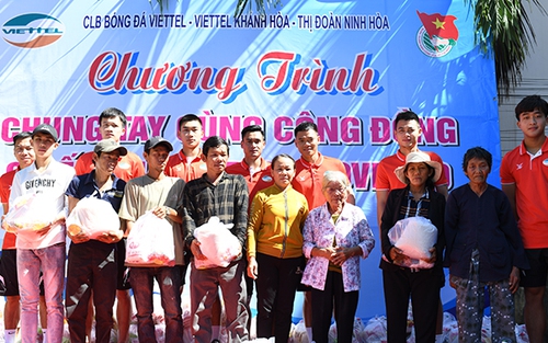 CLB Viettel đi làm từ thiện ở Khánh Hoà