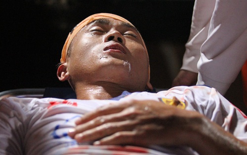 Cựu tiền đạo U23 Việt Nam hôn mê, sùi bọt mép trên sân Hàng Đẫy