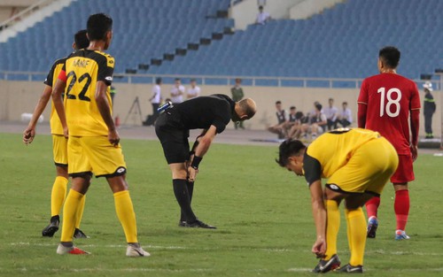 HI HỮU: Trọng tài điều khiển trận Việt Nam vs Brunei chấn thương vì va chạm với cầu thủ