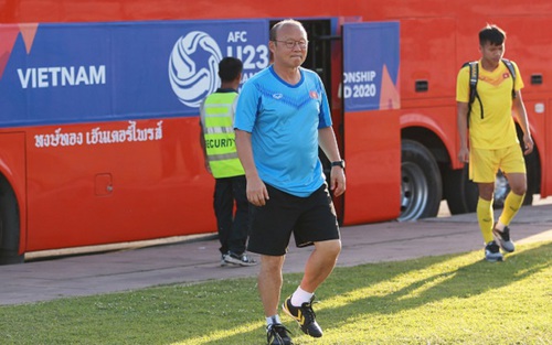 Xem ông Park Hang Seo trầm tư với buổi tập đầu tiên của U23 Việt Nam tại Buriram