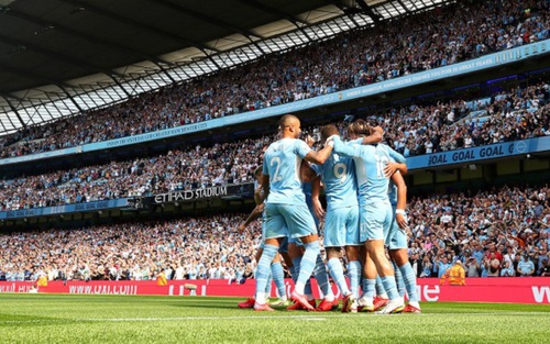 CĐV Arsenal quay sang ăn mừng, cổ vũ cho... Man City