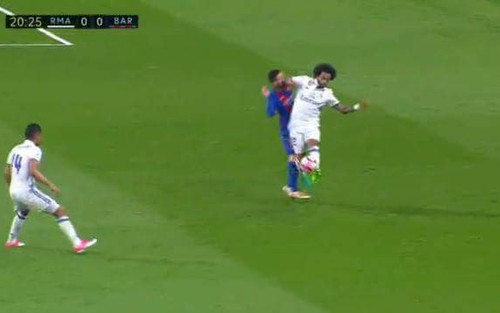 Cận cảnh Messi nằm sân, đổ máu sau pha va chạm với Marcelo