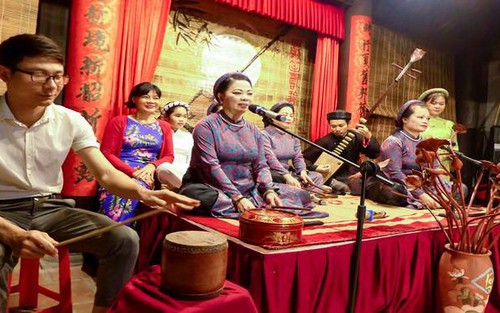 Nghe ca trù ở ngôi nhà xưa của Tú Uyên