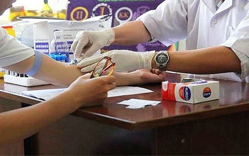 Bị kẻ lạ dùng vật nhọn đâm, 10 người điều trị phơi nhiễm HIV