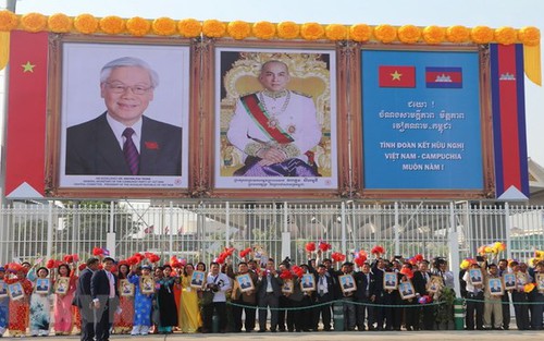 Tưng bừng không khí đón Tổng Bí thư, Chủ tịch nước thăm Campuchia