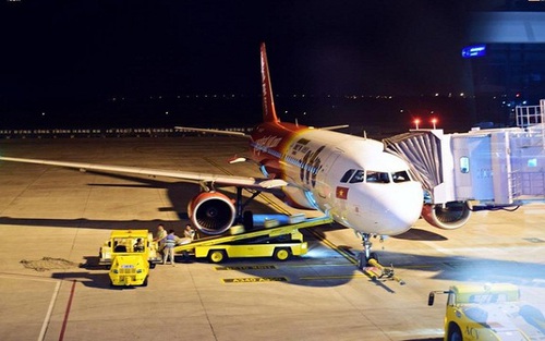 Máy bay Vietjet Air bong ốp cánh khi hạ cánh xuống sân bay Cát Bi