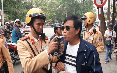 Hà Nội: Nhiều trường hợp uống rượu bia khi lái ô tô, xe máy bị phạt nặng, tước giấy phép lái xe