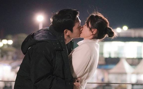 Showbiz Hàn chấn động khi cặp đôi 'Chị đẹp mua cơm ngon cho tôi' bị nghi 'phim giả tình thật'