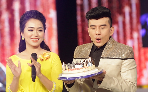 VIDEO: Đan Trường xúc động 'phát khóc' đón sinh nhật trên sân khấu 'Solo cùng Bolero'