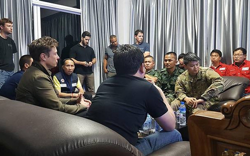 VIDEO Tỷ phú Elon Musk vào hang cùng đội giải cứu đội bóng Thái Lan