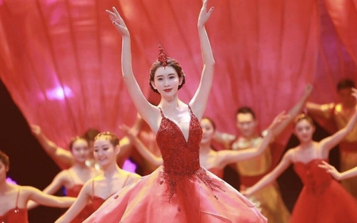 Mỹ nhân Lâm Chí Linh gây bão với màn múa nước xuất thần trong Gala chào Xuân