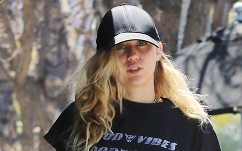 Miley Cyrus bị bắt gặp mua đồ sơ sinh, nghi vấn mang bầu?