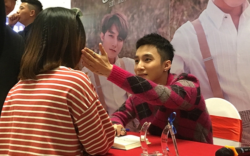 Sơn Tùng M-TP tặng hoa hồng cho các fan nữ trong buổi kí tặng sách 'Chạm tới giấc mơ'
