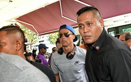 Ronaldo gây náo loạn khi tới thăm ái nữ nhà tỷ phú Singapore