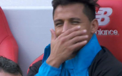 Giải mã điệu cười bí hiểm của Sanchez trong trận thảm bại của Arsenal trước Liverpool