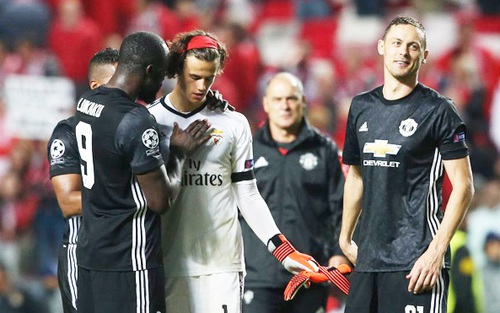 Hành động an ủi thủ môn Benfica của Lukaku khiến fan 'tan chảy', Scholes móc máy