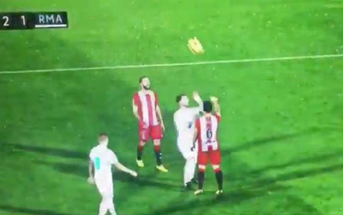 Cầu thủ Girona chơi khăm Ramos, trả thù cho Messi