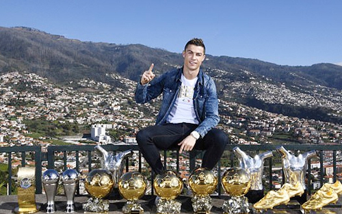 Ronaldo và Messi đối lập nhau cả ở lời chúc mừng năm mới 2018