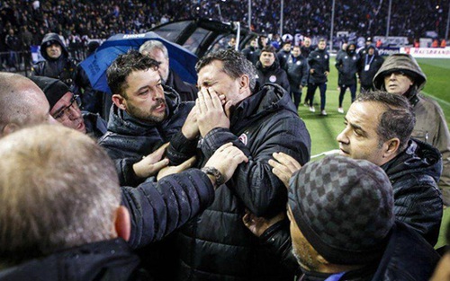 HLV Olympiakos nhập viện vì... giấy vệ sinh, bị cáo buộc ăn vạ để kiếm 3 điểm