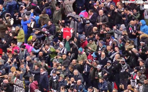 CĐV giơ áo... Arsenal ăn mừng bàn thắng của Juventus vào lưới Tottenham