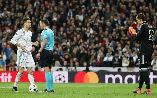 Ronaldo hành động chuyên nghiệp và cực điềm tĩnh trước khi sút penalty vào lưới Juventus
