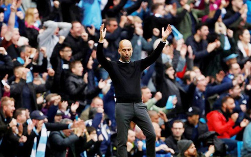 CĐV Man City tràn xuống sân chia vui với cầu thủ, Pep Guardiola nói gì?