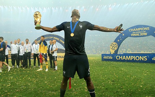 Giờ Pogba có thể nhảy múa hay làm bất cứ điều gì với mái tóc của mình