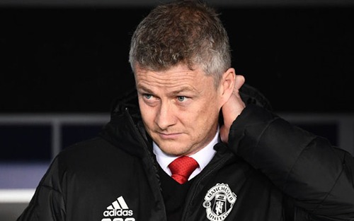 TIN HOT M.U 9/3: Solskjaer kiện nhà cái. Kỳ lạ chuyện sao trẻ M.U mặc áo in logo PSG