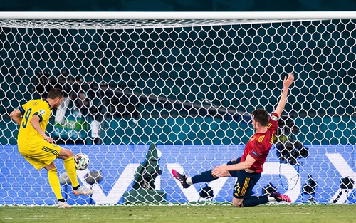 Pha bỏ lỡ khó tin của EURO 2021: Khung thành trống, khoảng cách 3 mét, sút ra ngoài