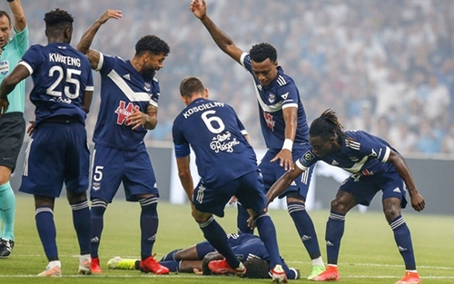 Cầu thủ Ligue 1 bất tỉnh trên sân đấu