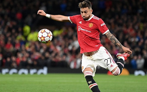 Alex Telles gây sốt khi tái hiện siêu phẩm của Robben