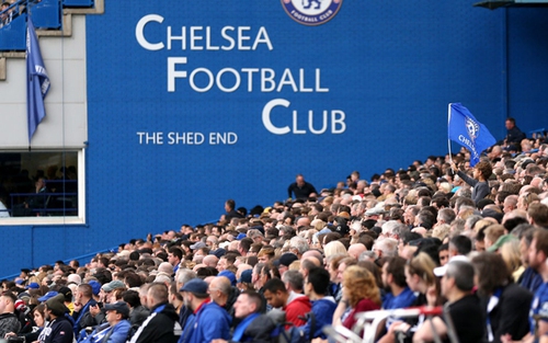 Fan Chelsea đứng về phía Roman Abramovich sau khi bị Anh bị trừng phạt
