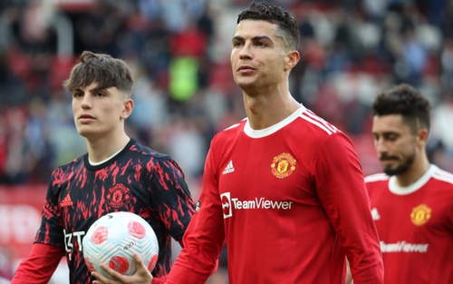 Tin MU 17/4 : Ronaldo tặng kỷ vật hat-trick cho đồng đội 17 tuổi. Pogba khiêu khích CĐV MU