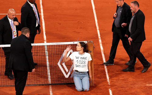 Cô gái tự trói mình vào lưới làm gián đoạn trận bán kết Roland Garros