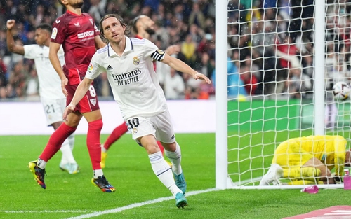 Real Madrid 3-1 Sevilla: Không Benzema, Real Madrid vẫn xây chắc ngôi đầu