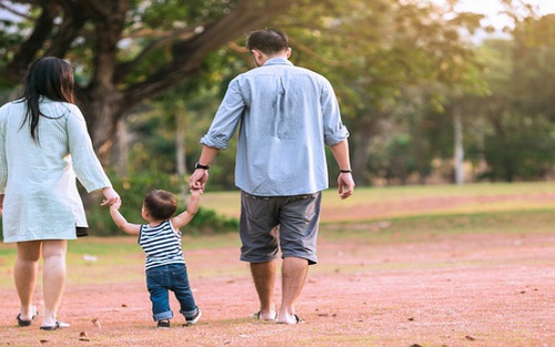 Thế hệ con một 'nếm trái đắng': Gấp đôi gánh nặng kinh tế, sinh con và chăm cha mẹ già