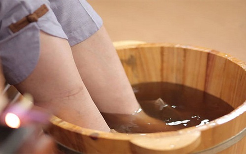 Người phụ nữ tử vong sau khi ngâm chân nước nóng: Bác sỹ chỉ ra 6 người nên tránh xa chẳng rước hoạ vào thân